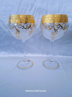 Verres à vin décorés d'or,...