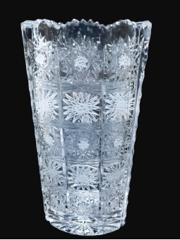 Broušená čtyřhranná váza...