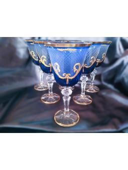 Copas de vino azules con...