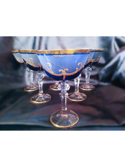 Verres à champagne bleus à...