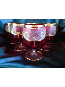 Červené sklenice na brandy...